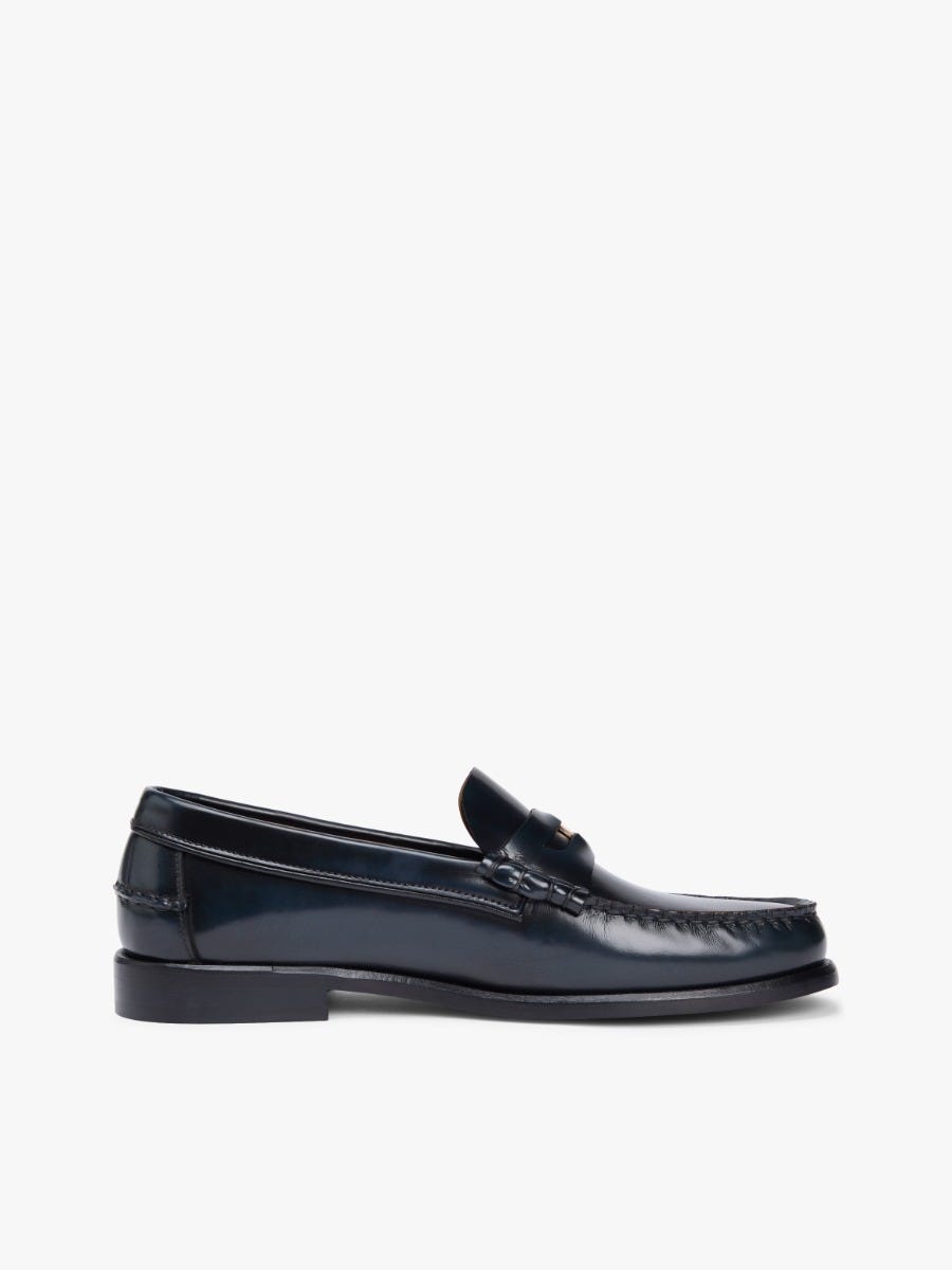 <p style="text-align: left;"><span style="font-family: 'Futura LT W01 Book'; letter-spacing: 0px; color: #000;">Patent Leather Debossed Loafers</span>